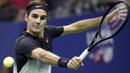 Roger Federer melakukan backhand saat melawan Juan Martin del Potro pada laga perempat final AS Terbuka 2017 di Arthur Ashe Stadium, New York,(6/9/2017). Federer kalah 5-7, 6-3, 6-7, 4-6.  (AP/Julio Cortez)