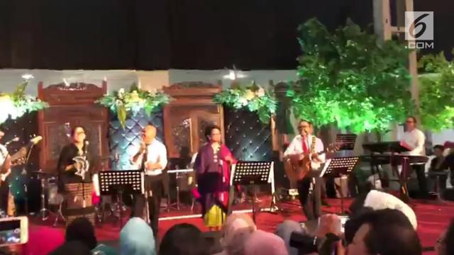Sejumlah menteri Kabinet Kerja bernyanyi dan bermain musik di acara pernikahan putri Menteri Sekretaris Negara Pratikno. Para menteri yang tergabung dalam grup bernama Elek Yo Band ini mempersembahkan beberapa lagu.
