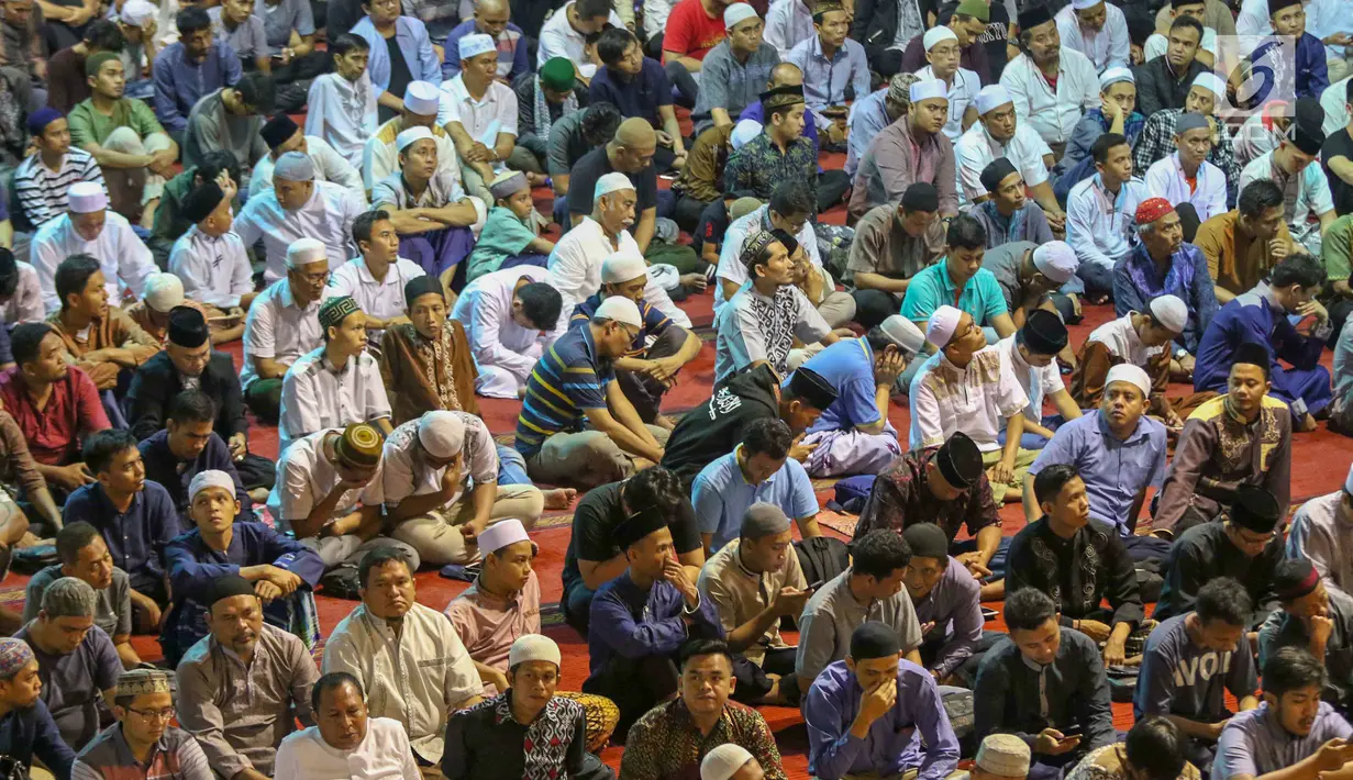Ribuan umat muslim mendengarkan ceramah saat salat tarawih pertama Ramadan 1440 H di Masjid Istiqlal, Jakarta, Minggu (5/5/2019). Salat tarawih dilaksanakan setelah pemerintah melalui Menteri Agama menetapkan awal Ramadan jatuh pada Senin 6 Mei 2019. (LIputan6.com/Helmi Fithriansyah)