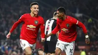 Pemain Manchester United Mason Greenwood (kiri) merayakan golnya ke gawang Newcastle United bersama Marcus Rashford pada pertandingan Liga Inggris di Old Trafford, Manchester, Inggris, Kamis (26/12/2019). Manchester United menang 4-1 atas Newcastle United. (Martin Rickett/PA via AP)