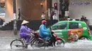 Pengendara sepeda motor dan mobil melintasi banjir setelah badai tropis Talas terjadi di Hanoi, Vietnam utara (17/7). Kondisi cuaca ini disebabkan adanya Badai Talas di perairan Laut Cina Selatan. (AFP Photo/Hoang Dinh Nam)