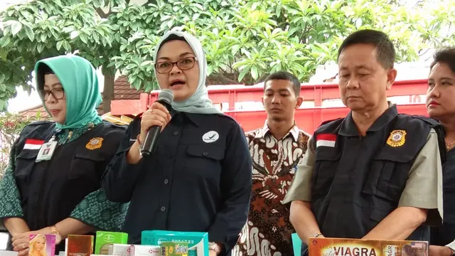 Badan Pengawas Obat dan Makanan lakukan OTT terhadap gudang penyimpanan obat palsu dan ilegal yang didistribusikan secara daring (Liputan6.com/Giovani Dio Prasasti)