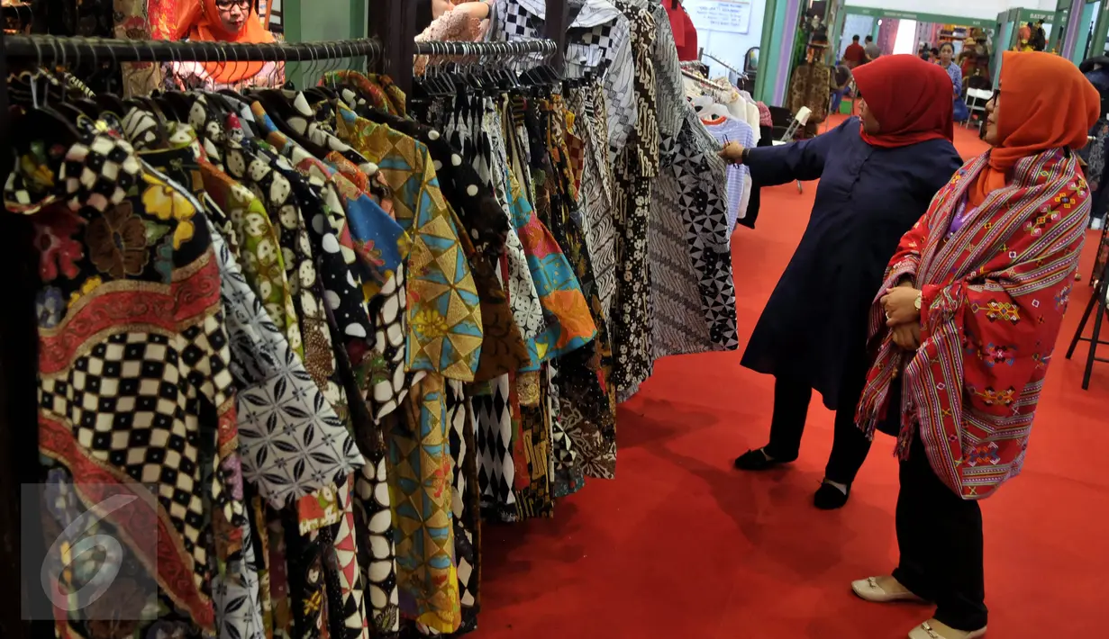 Pengunjung melihat baju batik di salah satu stand pameran Produk Fashion dan Craft Indonesia, di JCC, Jakarta, Selasa (26/8/2015).  Pameran yang berlangsung hingga 30 Agustus 2015 itu diikuti 206 peserta dari berbagai kota. (Liutan6.com/Johan Tallo)
