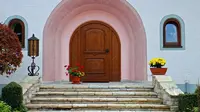 Pintu depan atau pintu utama sebuah rumah adalah salah satu elemen penting dalam ilmu fengshui.