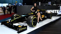 Model berpose di stan Pirelli selama Geneva International Motor Show di Jenewa, Swiss (6/3). Sejumlah model cantik menghiasi pameran otomotif selama berlangsungnya Geneva International Motor Show.  (AFP Photo/Harold Cunningham)