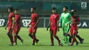 Pemain Timnas Indonesia U-19 usai laga melawan China U-19 pada PSSI 88th U-19 International Tournament di Stadion Pakansari, Selasa (25/9). Indonesia kalah 0-3. (Liputan6.com/Helmi Fithriansyah)