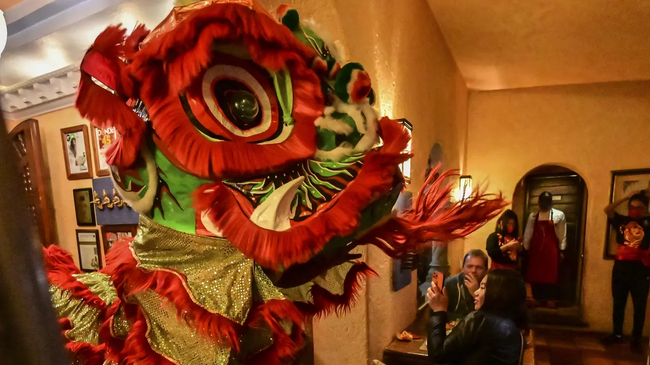 Barongsai Sapa Pengunjung Restoran di Meksiko