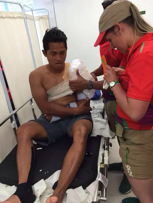 Toni Syarifudin memegang tangannya yang cedera akibat terjatuh di Olimpiade 2016 di Rio de Janeiro, (18/8). Penyebab utama jatuhnya Toni adalah tiupan angin kencang saat ia "terbang" di salah satu tanjakan lintasan lomba. (Foto/Carlos Pardede)