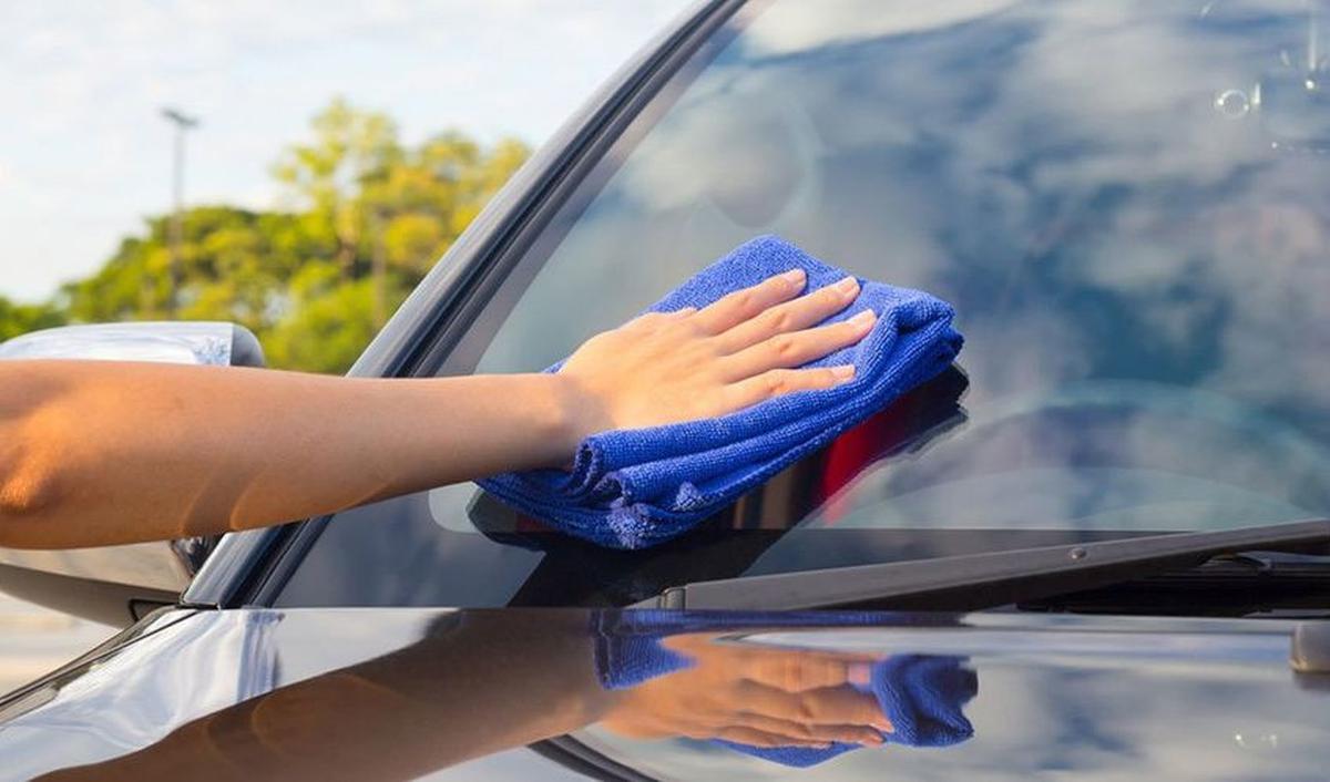 Melakukan perawatan mobil dengan wax