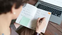 Ilustrasi Menulis Buku Harian Credit: pexels.com/Fauxels