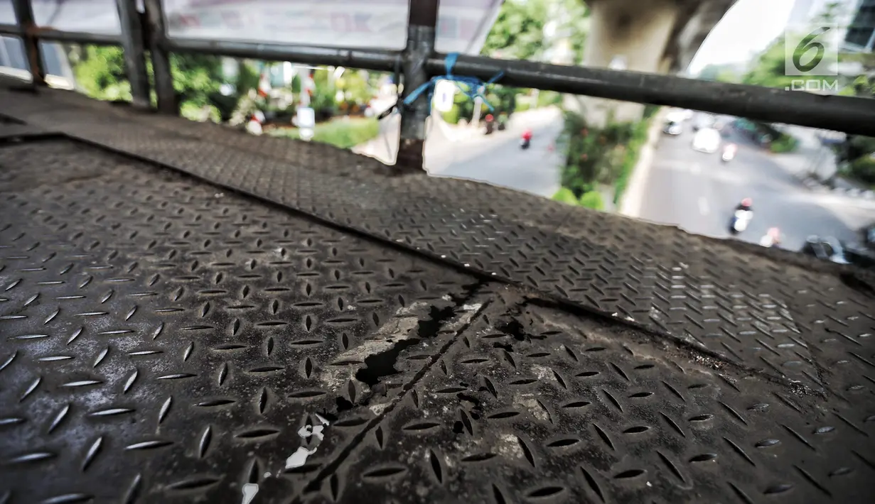 Lantai Jembatan penyeberangan orang (JPO) di Jalan Iskandarsyah Raya, Blok M, Jakarta yang berlubang, Kamis (23/8). Warga mengeluhkan kondisi JPO Blok M yang sangat mengkhawatirkan. (Liputan6.com/Faizal Fanani)