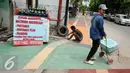 Trotoar Ramah Disabilitas yang digunakan menjadi tempat berjualan di Jalan Hidup Baru, Kalimati, Jakarta Utara, Selasa (27/12). Kurangnya sosialisai kepada masyarakat membuat Trotoar berubah fungsi menjadi tempat berjualan. (Liputan6.com/Gempur M. Surya)