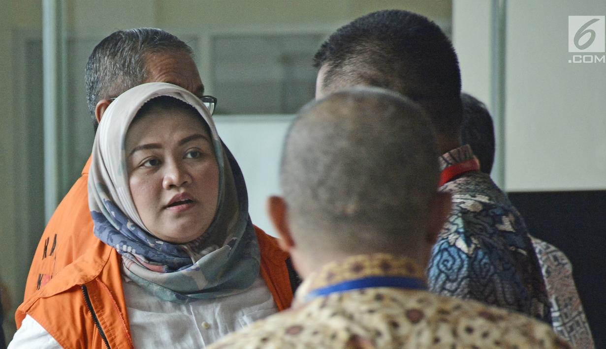Tersangka Bupati Bekasi nonaktif, Neneng Hassanah Yasin tiba di Gedung KPK, Jakarta, Senin (22/10). Selain Neneng, KPK juga memeriksa Kabid Tata Ruang Dinas PUPR Kabupaten Bekasi Neneng Rahmi. (Liputan6.com/Herman Zakharia)