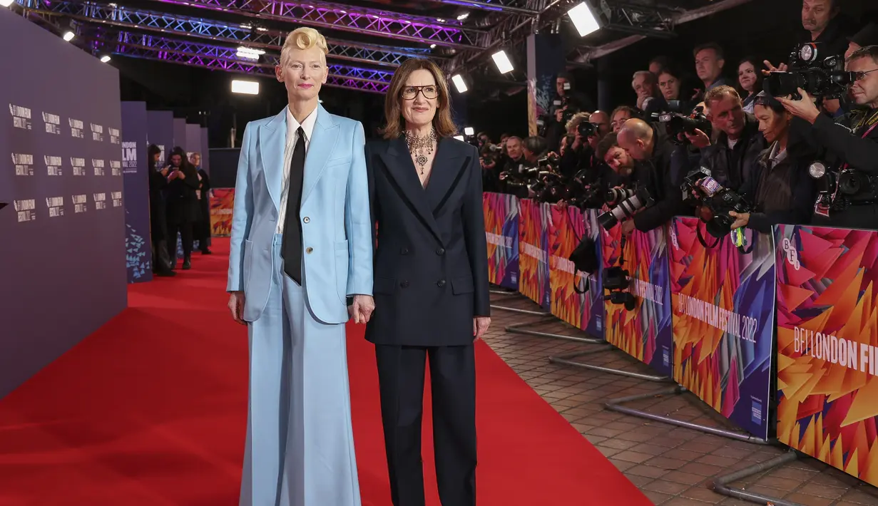 Tilda Swinton (kiri) dan sutradara Joanna Hogg berpose untuk para fotografer setibanya di pemutaran perdana film 'The Eternal Daughter' dalam Festival Film London BFI 2022 di London, Kamis, 6 Oktober 2022. (Photo by Vianney Le Caer/Invision/AP)