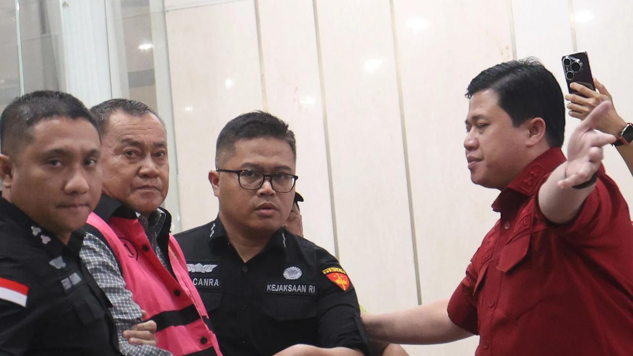 FOTO: Tiga Eks Pimpinan BGN Ditahan dalam Kasus Dugaan Korupsi Program MBG