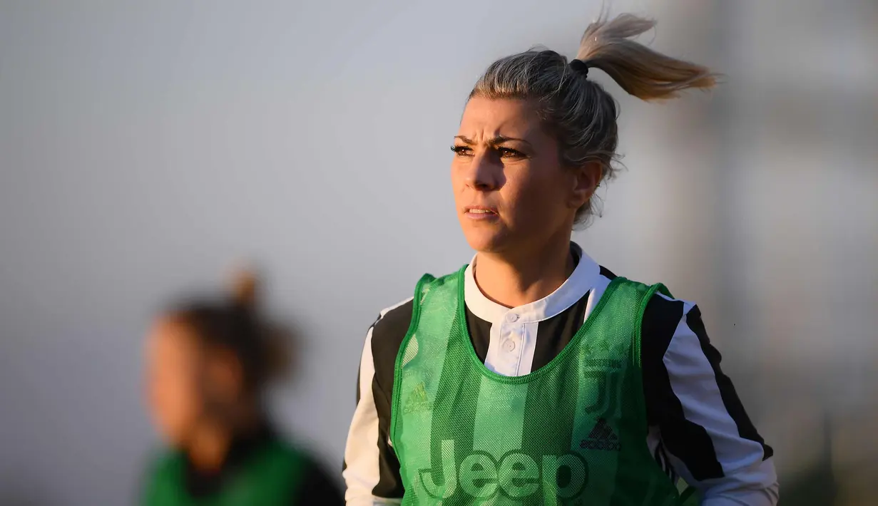 Penyerang tim wanita Juventus, Simona Sodini tampil melakukan pemanasan sebelum bertanding melawan Sassuolo di Liga wanita Italia di Juventus Center di Vinovo (18/11). Juventus menang 2-0. (AFP Photo/Marco Bertorello)