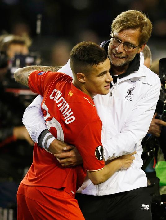 Pelatih Liverpool, Jurgen Klopp memeluk gelandang Philippe Coutinho  usai pertandingan melawan Villarreal di leg kedua liga Europa di Stadion Anfield, Inggris (6/5). Liverpool menang atas Villarreal dengan skor 3-0.(Reuters / Phil Noble)