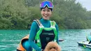 <p>Ia juga tampak mengenakan turtle neck khusus untuk melakukan aktivitas jet ski yang jadi favorit.</p>