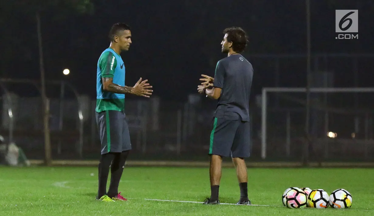 Pelatih Luis Milla (kanan) berbincang dengan Alberto Goncalves saat latihan Timnas Indonesia U-23 di Lapangan B Kompleks GBK, Jakarta, Rabu (30/5). Timnas Indonesia U-23 akan melakoni uji coba melawan Thailand U-23. (Liputan6.com/Helmi Fithriansyah)