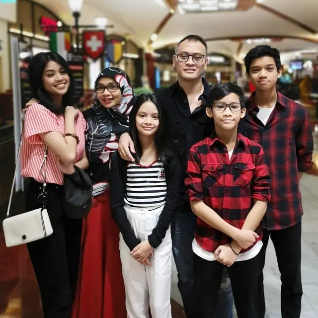 6 Potret Kedekatan Andra Dewa 19 dan Keempat Anaknya, Selalu Kompak