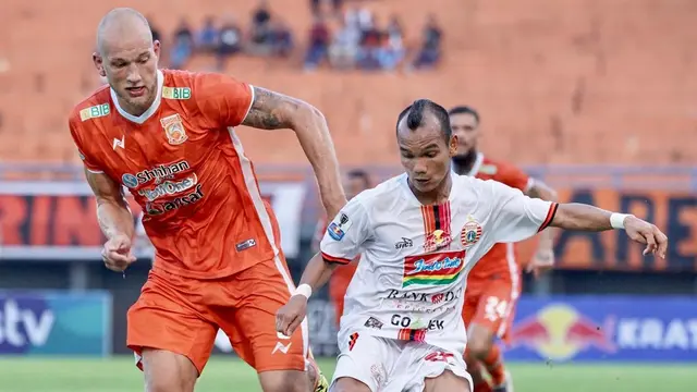 Duel bek Borneo FC, Jan Lammers dengan gelandang sayap Persija, Riko Simanjuntak pada leg kedua semifinal Piala Indonesia.