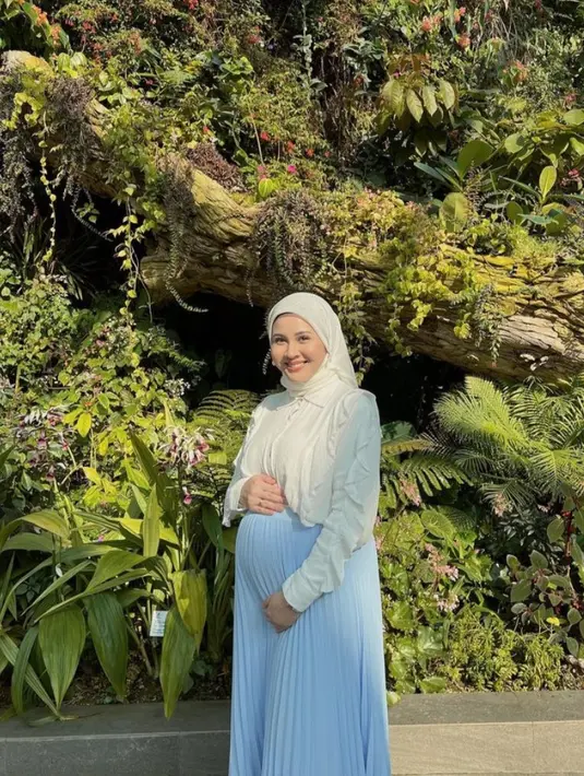 Rok menjadi pilihan bawahan yang nyaman untuk bumil. @kesharatuliu05.