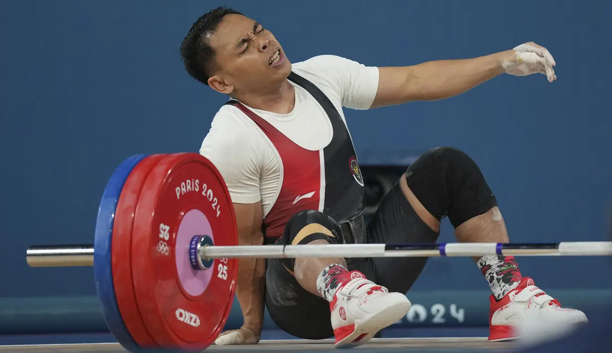 Ekspresi kesakitan lifter Indonesia, Eko Yuli Irawan saat gagal melakukan angkatan clean and jerk cabor angkat besi Olimpiade Paris 2024 di South Paris Arena, Paris, Prancis, Rabu (07/08/2024). (AP Photo/Kin Cheung)