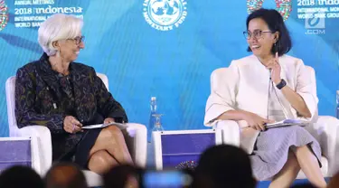Menkeu Sri Mulyani (kanan) dan Managing Director IMF Christine Lagarde saat menjadi pembicara dalam pertemuan tahunan IMF-Bank Dunia 2018 di Bali, Selasa (9/10). Pertemuan bertema 'Empowering Women In The Workplace'. (Liputan6.com/Angga Yuniar)
