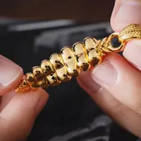 Ilustrasi Model Gelang Emas Klasik (Credit: Coppertist Wu/Unsplash)