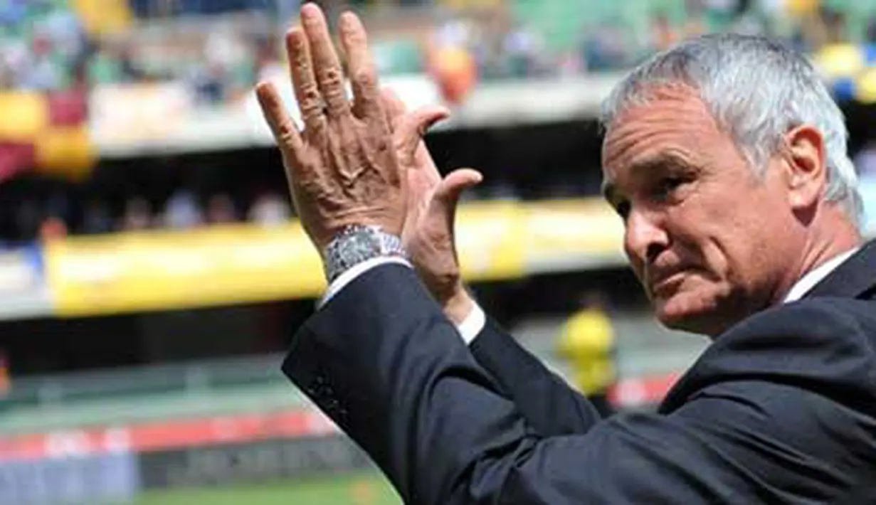 Pelatih AS Roma Claudio Ranieri memberikan aplaus kepada 20 ribu fans Roma yang datang ke Stadio Marc'Antonio Bentegodi, markasnya Chievo di laga terakhir musim 2009-2010, 16 Mei 2010. AFP PHOTO / ANDREAS SOLARO 