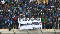 Bobotoh Persib membentangkan spanduk protes kepada pelatih Miljan Radovic saat laga melawan Persebaya di Stadion Si Jalak Harupat dalam Piala Presiden 2019, Kamis (7/3/2019). (Bola.com/Erwin Snaz)
