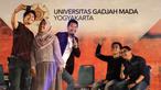 Aktor Iko Uwais berfoto bersama seorang peserta saat acara talkshow dalam rangkaian Emtek Goes To Campus di Graha Sabha Pramana, UGM, Yogyakarta, 2 November 2016. (Bola.com/Arief Bagus)
