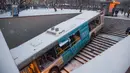 Sejumlah orang melihat lokasi sebuah bus yang menorobos underpass khusus pejalan kaki di Moskow, Rusia, Senin (25/12). Bus sempat menabrak beberapa pejalan kaki yang sedang menuruni tangga di stasiun bawah tanah. (AP/Ivan Sekretarev)