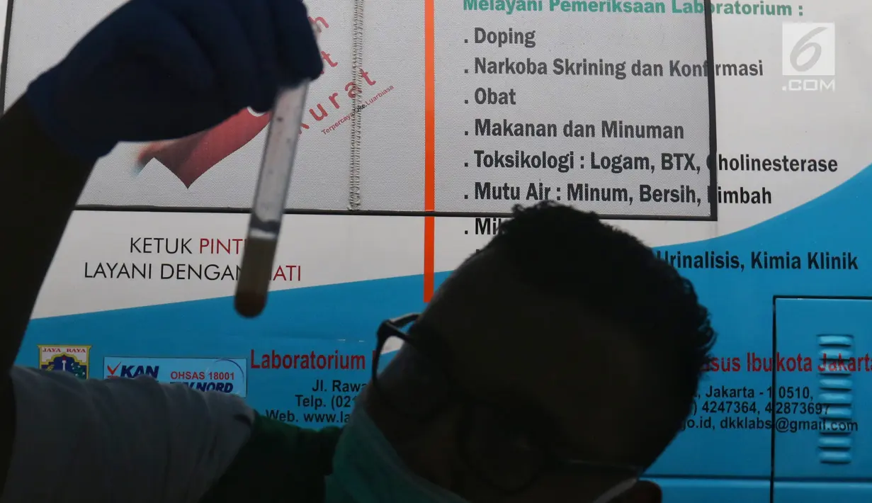 Petugas BPOM DKI Jakarta memeriksa kandungan makanan dari pedagang takjil di Pasar Takjil Bendungan Hilir, Jakarta, Rabu (8/5/2019). Pemeriksaan Takjil ini guna mencegah pedagang makanan yang masih nakal menggunakan zat berbahaya yang di campur dalam makananya. (Liputan6.com/Johan Tallo)