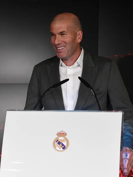 Zinedine Zidane memberi keterangan terkait penunjukannya sebagai pelatih Real Madrid saat konferensi pers di Madrid, Spanyol, Senin (11/3). Zidane dipanggil lagi untuk membenahi skuat Real Madrid yang tengah porak-poranda. (Pierre-Philippe Marcou/AFP)
