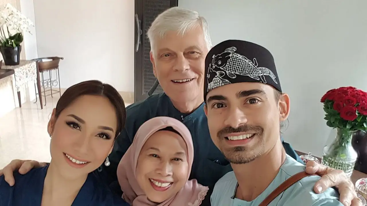 Ungkap Curahan Duka, Ini 6 Kenangan Manis Ashraf Sinclair dan Ibunda