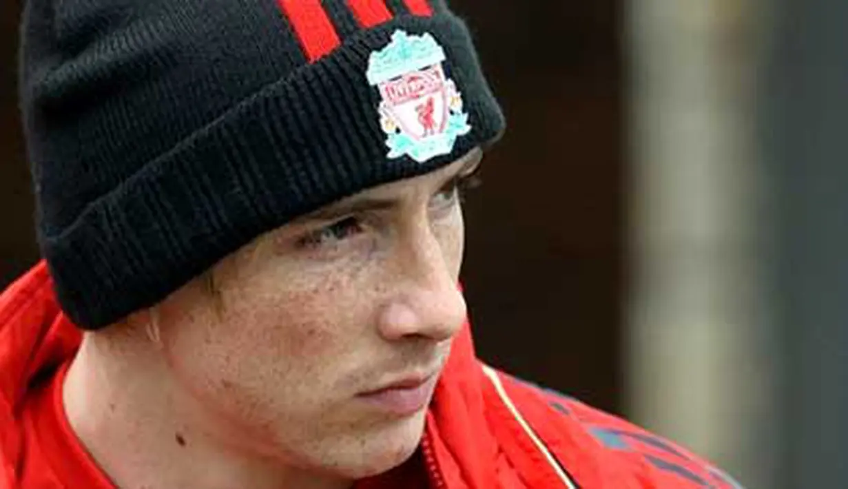 Striker Liverpool Fernando Torres saat tiba untuk menjalani sesi latihan di Melwood Training Ground, Liverpool, 31 Maret 2010 jelang laga Europa League melawan Benfica. AFP PHOTO / PAUL ELLIS 