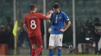 Gelandang Italia, Jorginho dihibur oleh pemain Makedonia Utara, Ezgjan Alioski usai pertandingan play-off kualifikasi Piala Dunia 2022 di stadion Renzo Barbera, di Palermo, Italia, Jumat (24/3/2022). Italia kalah dari Makedonia Utara 0-1. (AP Photo/Antonio Calanni)