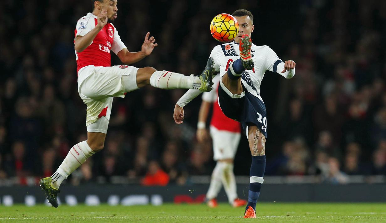 Pemain Arsenal Francis Coquelin berebut bola dengan pemain Tottenham Spurs Dele Alli pada lanjutan Liga Premier Inggris  di Stadion Emirates, London, Inggris, Minggu (8/11/2015). Arsenal bermain imbang 1-1.   (Reuters / Eddie Keogh)