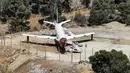 Pesawat Boeing 707 yang diubah oleh saudara kembar Palestina Atallah dan Khamis al-Sairafi menjadi sebuah restoran di kota Nablus, pada 5 Juli 2021. Mereka menyebut restoran itu dengan nama ‘Restoran Maskapai Penerbangan Palestina-Yordania dan Kedai Kopi Al-Sairafi Nablus’. (JAAFAR ASHTIYEH/AFP)