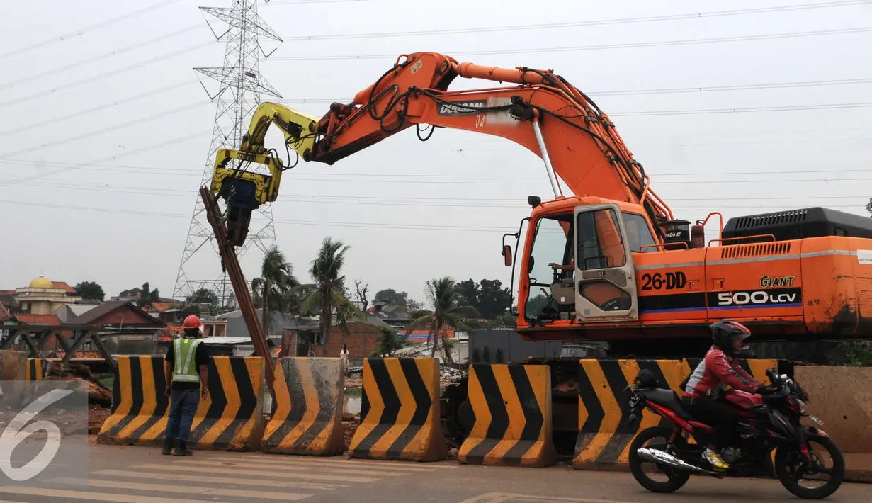 Pekerja menyelesaikan pembangunan Proyek jalan tol bekasi-cawang-kampung melayu (Becakayu), Jakarta, Sabtu (28/5) . Proyek tol yang sempat mangkrak ini terus dipercepat dan di targetkan akhir 2017 akan rampung. (Liputan6.com/Helmi Affandi)