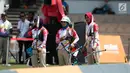 Tim Panahan Putri Indonesia tampil pada nomor beregu putri recurve SEA Games 2017 di MSN Archery Centre, Kuala Lumpur, Senin (21/8). Indonesia menyabet perak setelah kalah dari Malaysia dengan skor akhir 1-5 di set ketiga. (Liputan6.com/Faizal Fanani)