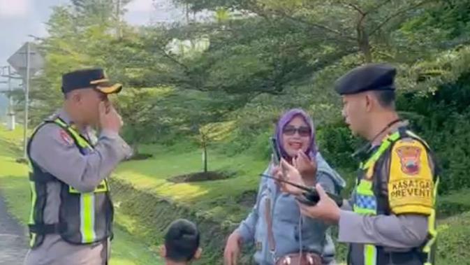 Cerita Polisi Bantu Satu Keluarga Pemudik Terlantar di Tol Semarang–Solo Gara-Gara Salah Naik Bus