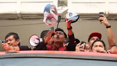 Pemain Timnas Indonesia U-22, Pratama Arhan saat tertimpuk seragam dari salah satu pelajar SMA Negeri 7 Jakarta Pusat saat pawai pawai bertajuk Kira87uara Kontingen SEA Games 2023 yang berlangsung dari Kemenpora hingga Stadion Utama Gelora Bung Karno (SUGBK), Senayan, Jakarta, Jumat (19/5/2023). Acara tersebut merupakan bentuk perayaan keberhasil kontingen Indonesia yang telah melampaui target medali emas di SEA Games 2023 dan kesuksesan Timnas Indonesia U-22 yang telah mengakhiri puasa gelar 32 tahun di SEA Games 2023. (Bola.com/Bagaskara Lazuardi)