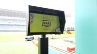 Penampakan monitor VAR untuk Piala Dunia U-17 2023 di Stadion Gelora Bung Tomo, Surabaya, sehari sebelum upacara pembukaan turnamen, Kamis (9/11/2023). (Bola.com/Abdul Azis)