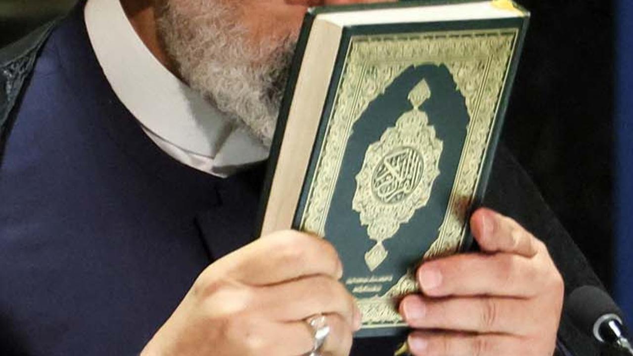 Aksi ini dilakukan untuk mengutuk tindak pembakaran Alquran di Swedia dan Denmark yang dibiarkan begitu saja dengan mengatasnamakan kebebasan berpendapat.