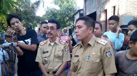 Wakil Walikota Syamsu Rizal saat tinjau lokasi ledakan di Makassar. (Liputan6.com/Eka Hakim)