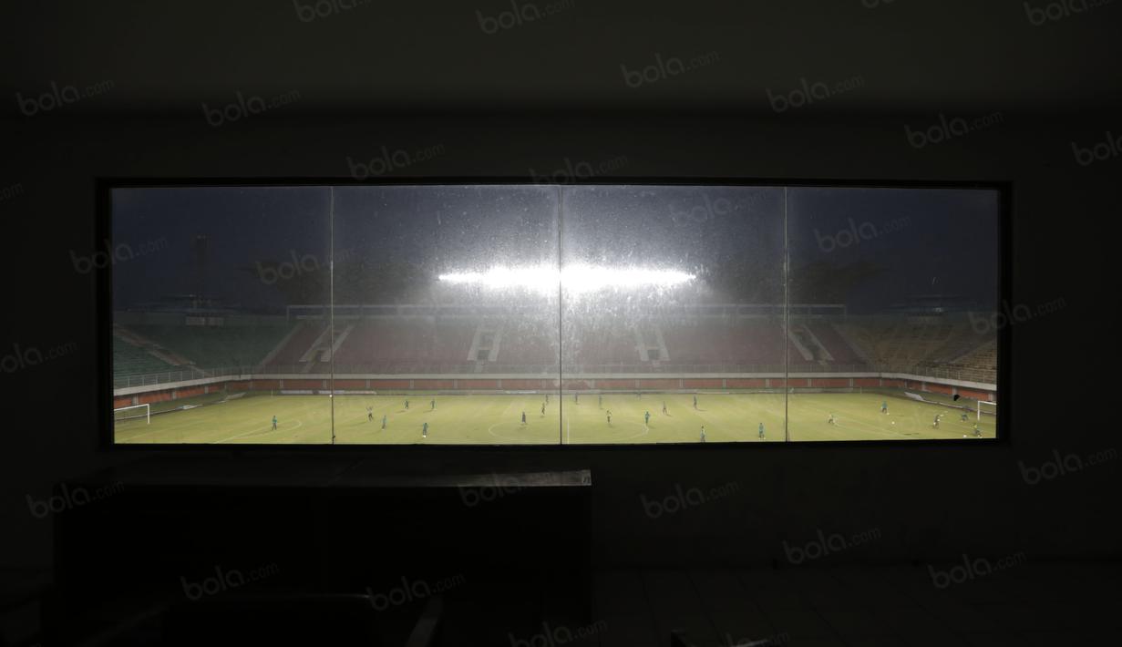 Hujan deras  menerpa stadion saat sesi latihan timnas Indonesia di Stadion Maguwoharjo, Sleman, Sabtu (08/10/2016). (Bola.com/Nicklas Hanoatubun)