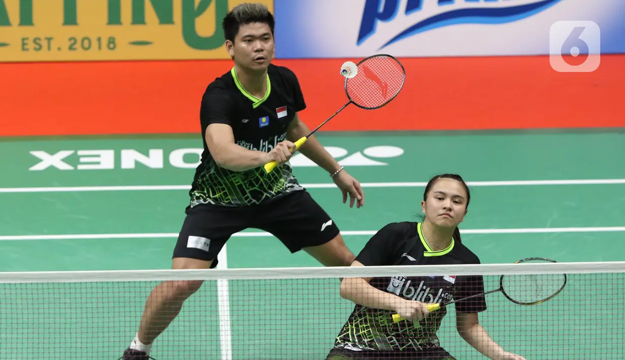 Pebulutangkis Indonesia, Praveen Jordan/Melati Daeva Oktavianti saat melawan Lee Yang/Yang Ching Tun (China Taipei) pada babak kedua ganda campuran Indonesia Masters 2020 di Istora GBK, Jakarta, Kamis (16/1/2020). Praveen/Melati unggul 20-22 21-12 21-12. (Liputan6.com/Helmi Fithriansyah)