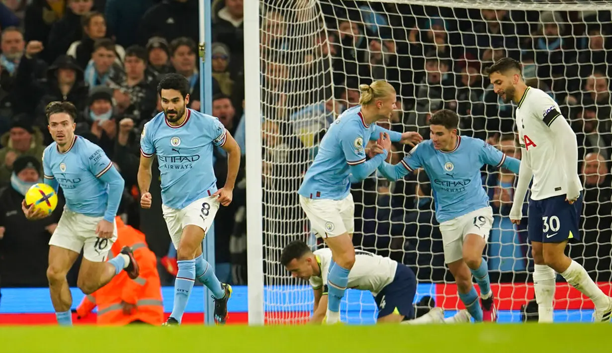 Pemain Manchester City Julian Alvarez (kedua kanan) merayakan dengan rekan setimnya setelah mencetak gol ke gawang Tottenham Hotspur pada pertandingan sepak bola Liga Inggris di Etihad Stadium, Manchester, Inggris, 19 Januari 2023. Manchester City mengalahkan Tottenham Hotspur dengan skor 4-2. (AP Photo/Dave Thompson)